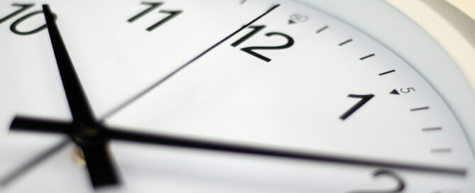 Ausschnitt einer Uhr mit den Zeigern auf 10 nach 10.